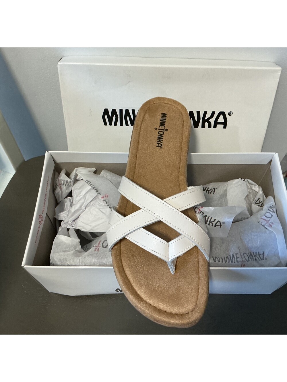 Minnetonka Sunny Size 10 Wide White Leather Flip Flop Thong Sandals NEW